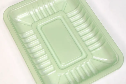 Vakuumsko oblikovan pladenj za živila iz PET, toplotno zaprt