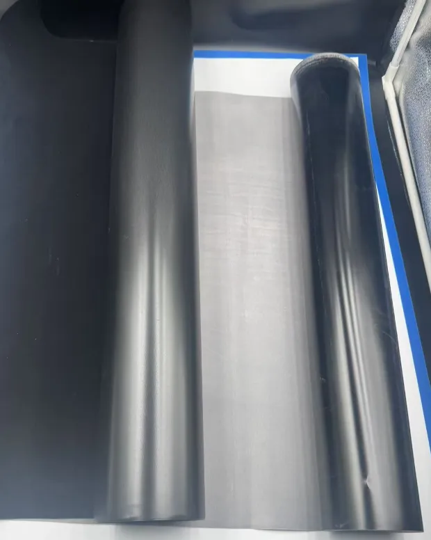 Raziskovanje edinstvenih lastnosti in raznolikih uporab PVC kosmičaste folije