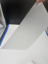 Lastnosti in uporaba matirane polikarbonatne (PC) folije pri tiskanju na armaturne plošče in oglase