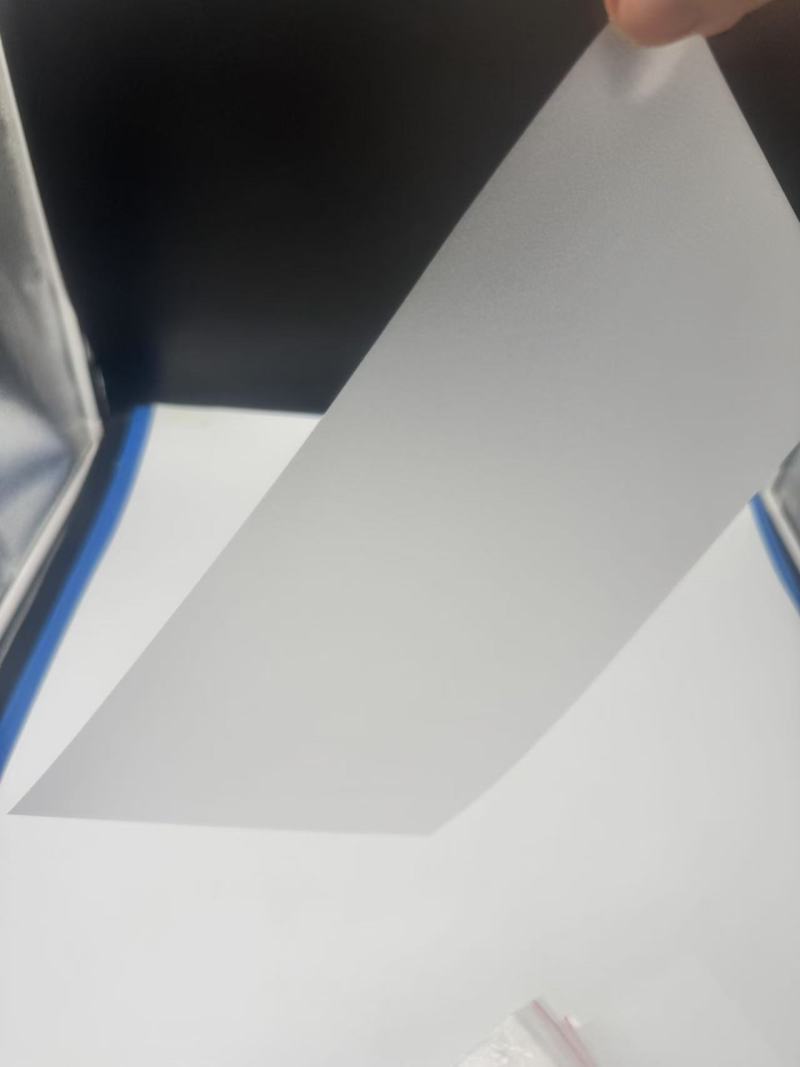 Lastnosti in uporaba matirane polikarbonatne (PC) folije pri tiskanju na armaturne plošče in oglase