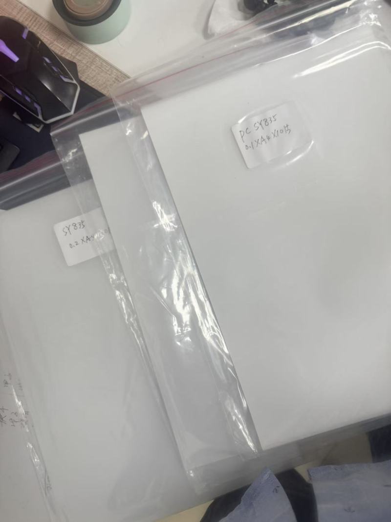 Lastnosti in uporaba matirane polikarbonatne (PC) folije pri tiskanju na armaturne plošče in oglase