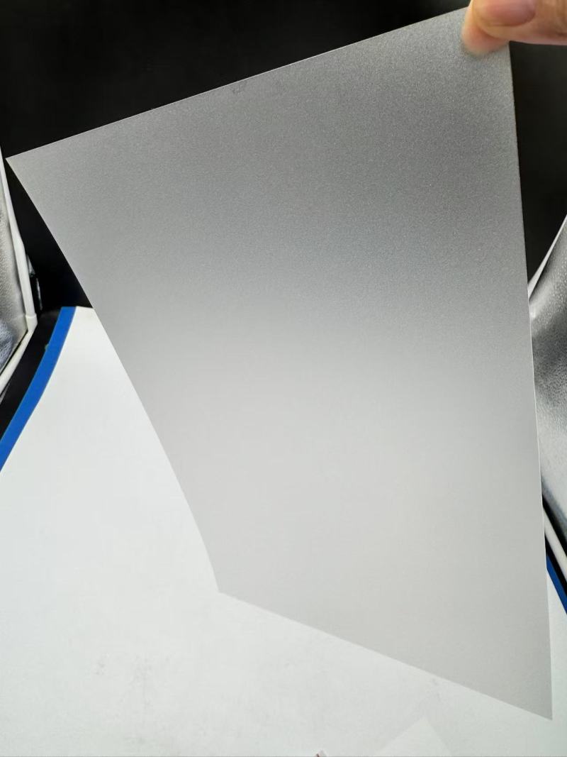 Lastnosti in uporaba matirane polikarbonatne (PC) folije pri tiskanju na armaturne plošče in oglase