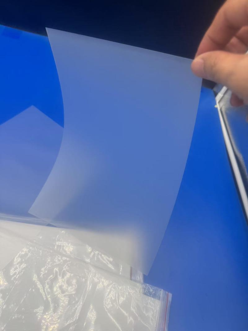 Lastnosti in uporaba matirane polikarbonatne (PC) folije pri tiskanju na armaturne plošče in oglase