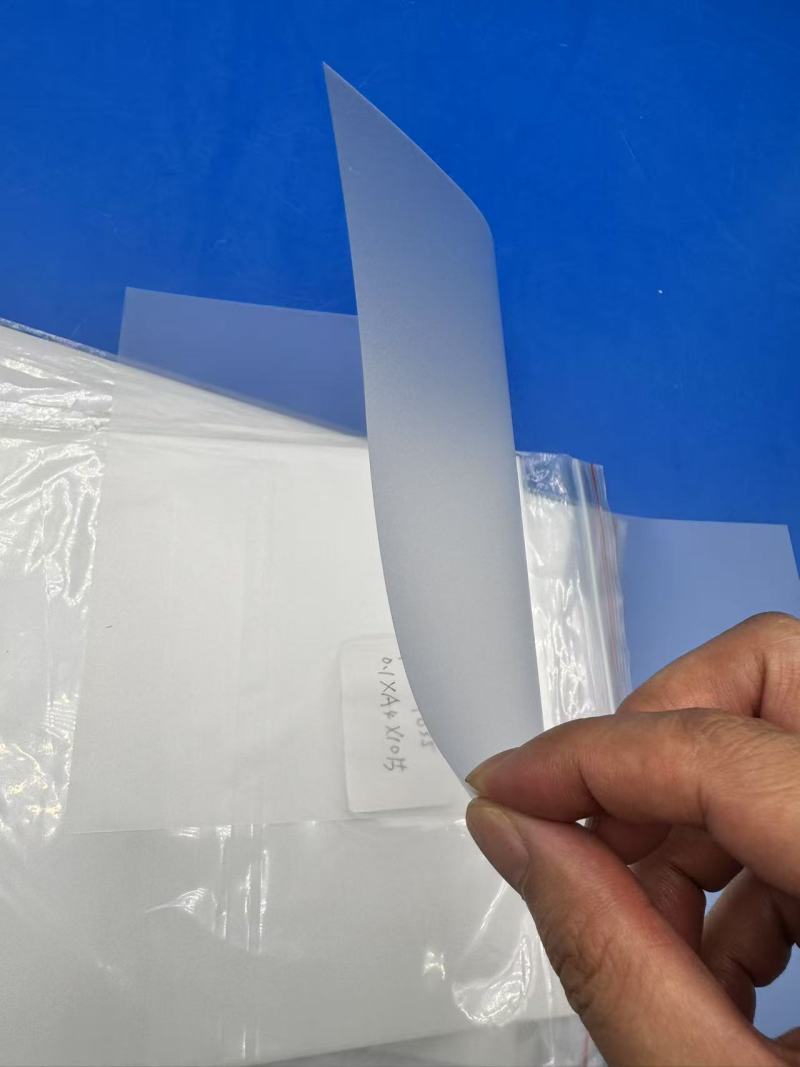 Lastnosti in uporaba matirane polikarbonatne (PC) folije pri tiskanju na armaturne plošče in oglase