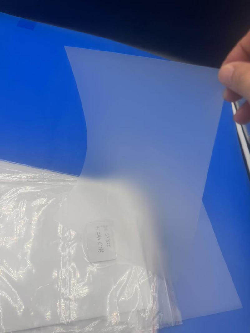 Lastnosti in uporaba matirane polikarbonatne (PC) folije pri tiskanju na armaturne plošče in oglase