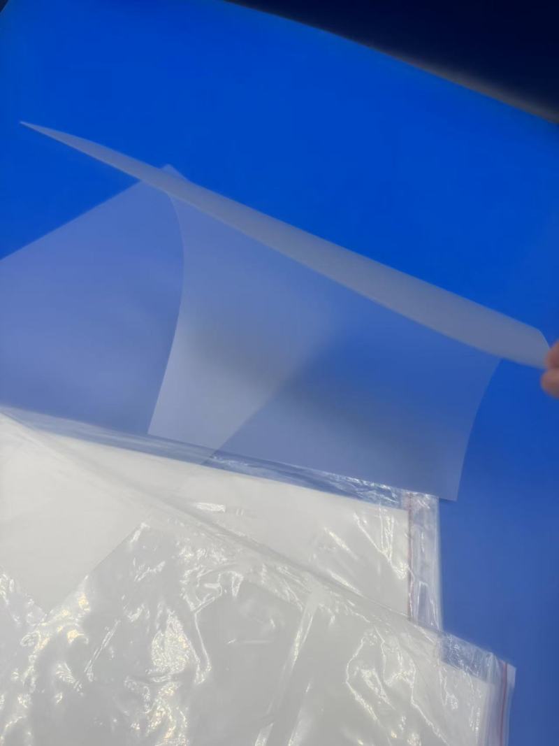 Lastnosti in uporaba matirane polikarbonatne (PC) folije pri tiskanju na armaturne plošče in oglase