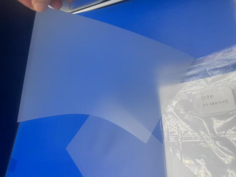 Lastnosti in uporaba matirane polikarbonatne (PC) folije pri tiskanju na armaturne plošče in oglase