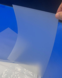 Lastnosti in uporaba matirane polikarbonatne (PC) folije pri tiskanju na armaturne plošče in oglase