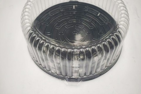 Ensemble de dôme à gâteau en PET transparent et d'assiette noire