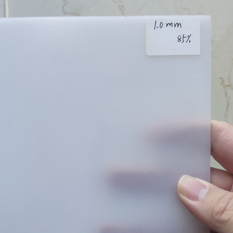 PC-diffusor med hög transmittans som används i LED-lampor