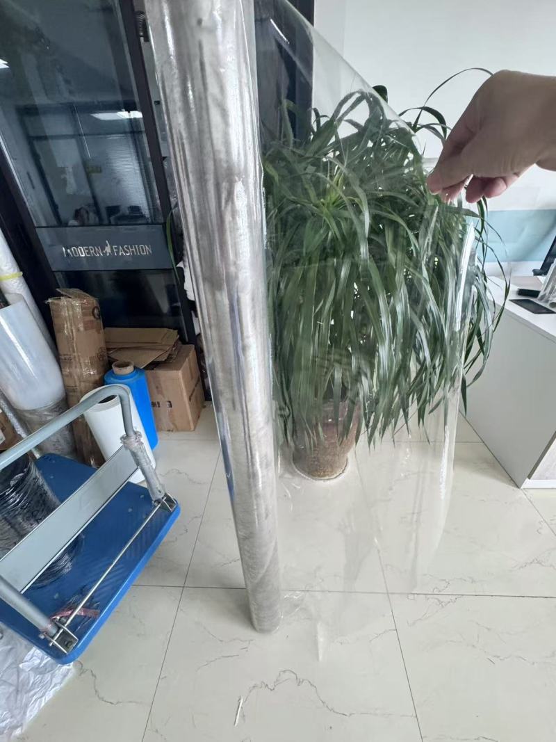 Raziskovanje lastnosti in vsestranske uporabe prozorne fleksibilne PVC folije v sodobnih industrijah