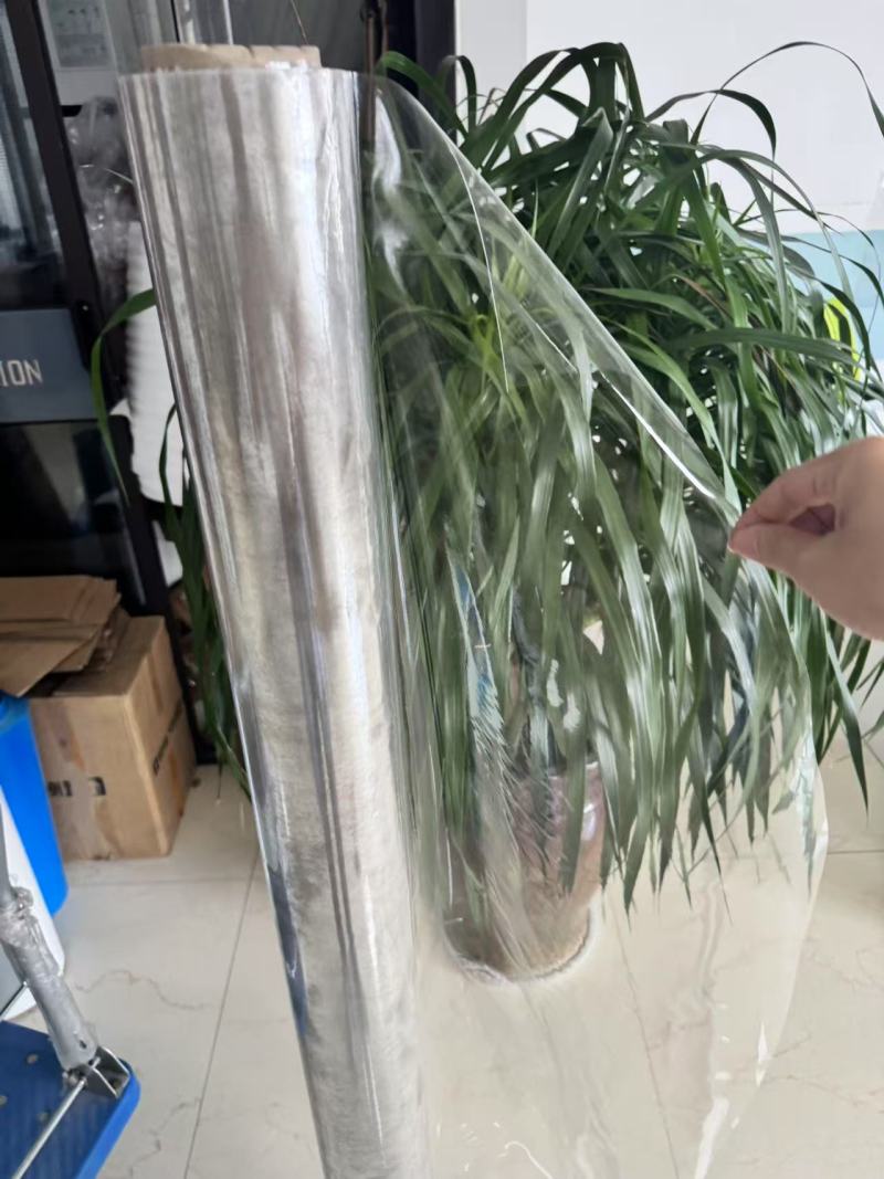Raziskovanje lastnosti in vsestranske uporabe prozorne fleksibilne PVC folije v sodobnih industrijah