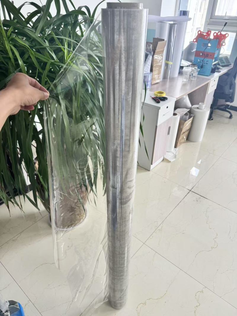 Raziskovanje lastnosti in vsestranske uporabe prozorne fleksibilne PVC folije v sodobnih industrijah