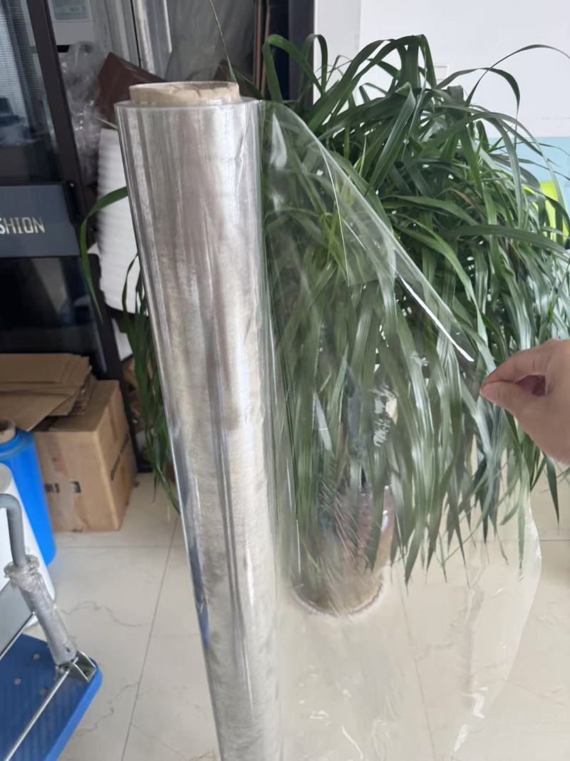 Raziskovanje lastnosti in vsestranske uporabe prozorne fleksibilne PVC folije v sodobnih industrijah