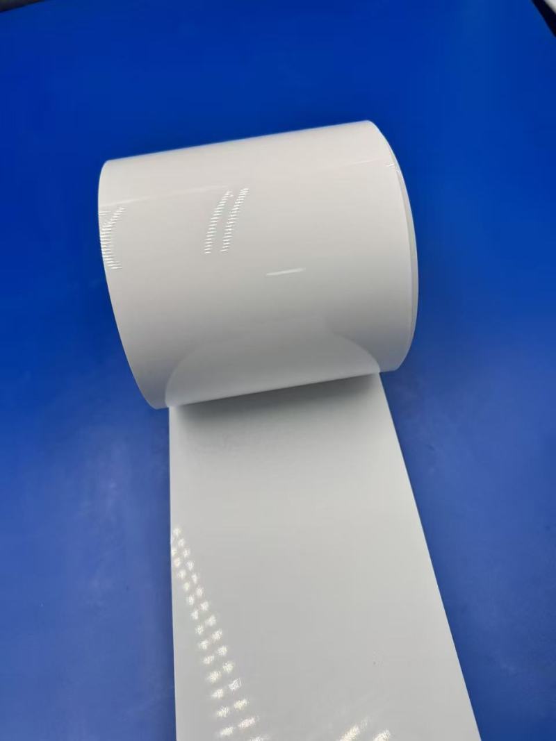 Scutul versatil: Explorarea foliei albe din PVC/PE în soluțiile moderne de ambalare