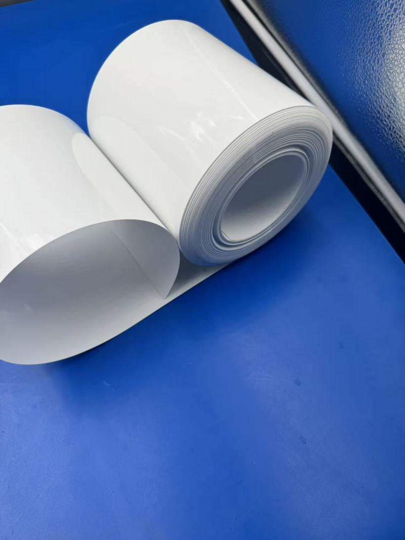 Scutul versatil: Explorarea foliei albe din PVC/PE în soluțiile moderne de ambalare