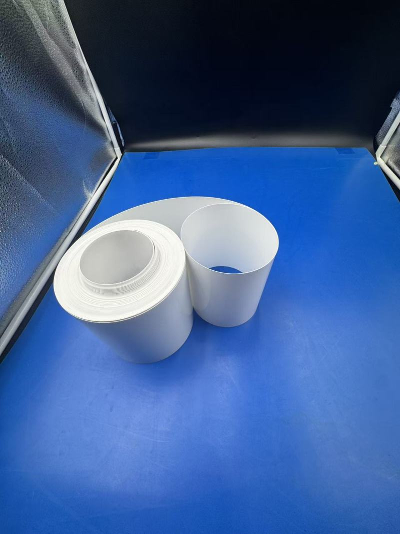 Scutul versatil: Explorarea foliei albe din PVC/PE în soluțiile moderne de ambalare