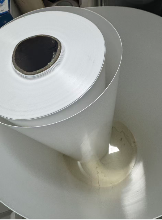 Versatilitatea foliei de polipropilenă albă: de la protecția zilnică la măsuri de siguranță specializate