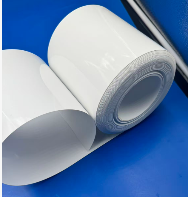 Scutul versatil: Explorarea foliei albe din PVC/PE în soluțiile moderne de ambalare