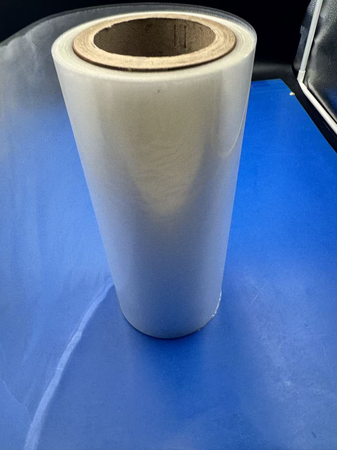 Revelando la versatilidad: Película PET autoadhesiva transparente para la protección y la innovación cotidianas