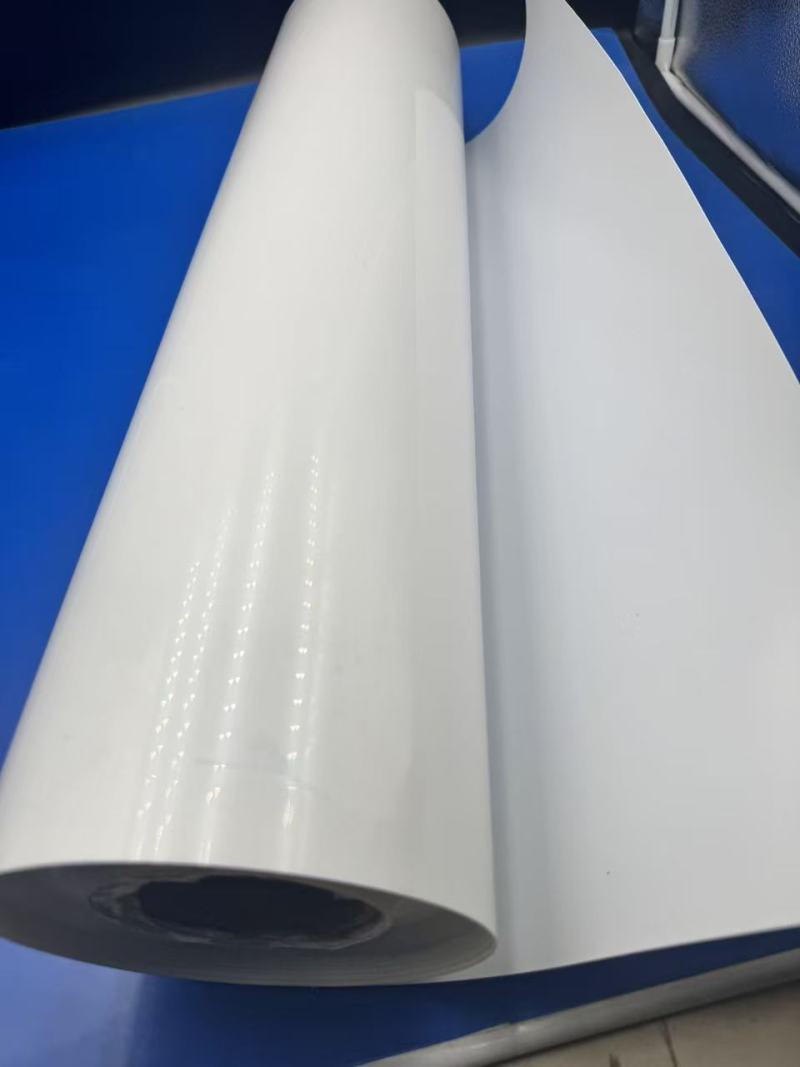 La claridad y versatilidad de la película PET transparente en soluciones de envasado modernas