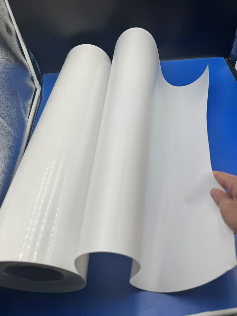 La claridad y versatilidad de la película PET transparente en soluciones de envasado modernas