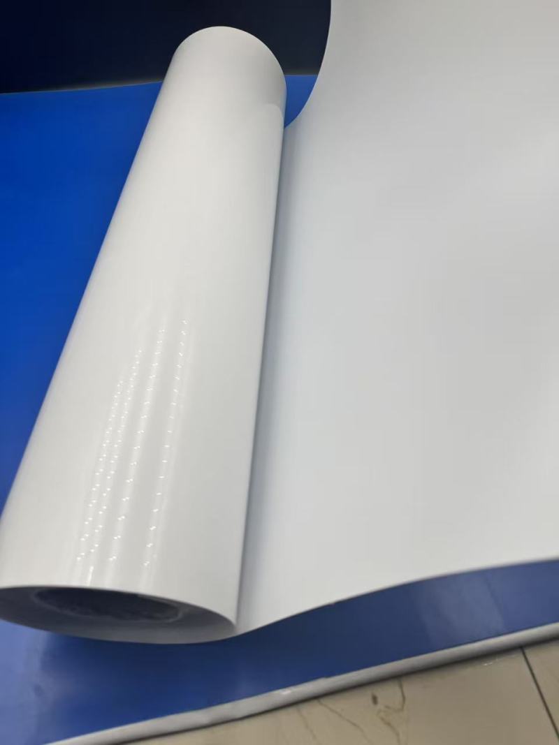 La claridad y versatilidad de la película PET transparente en soluciones de envasado modernas