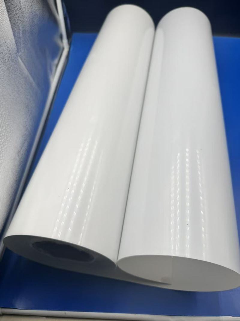 La claridad y versatilidad de la película PET transparente en soluciones de envasado modernas