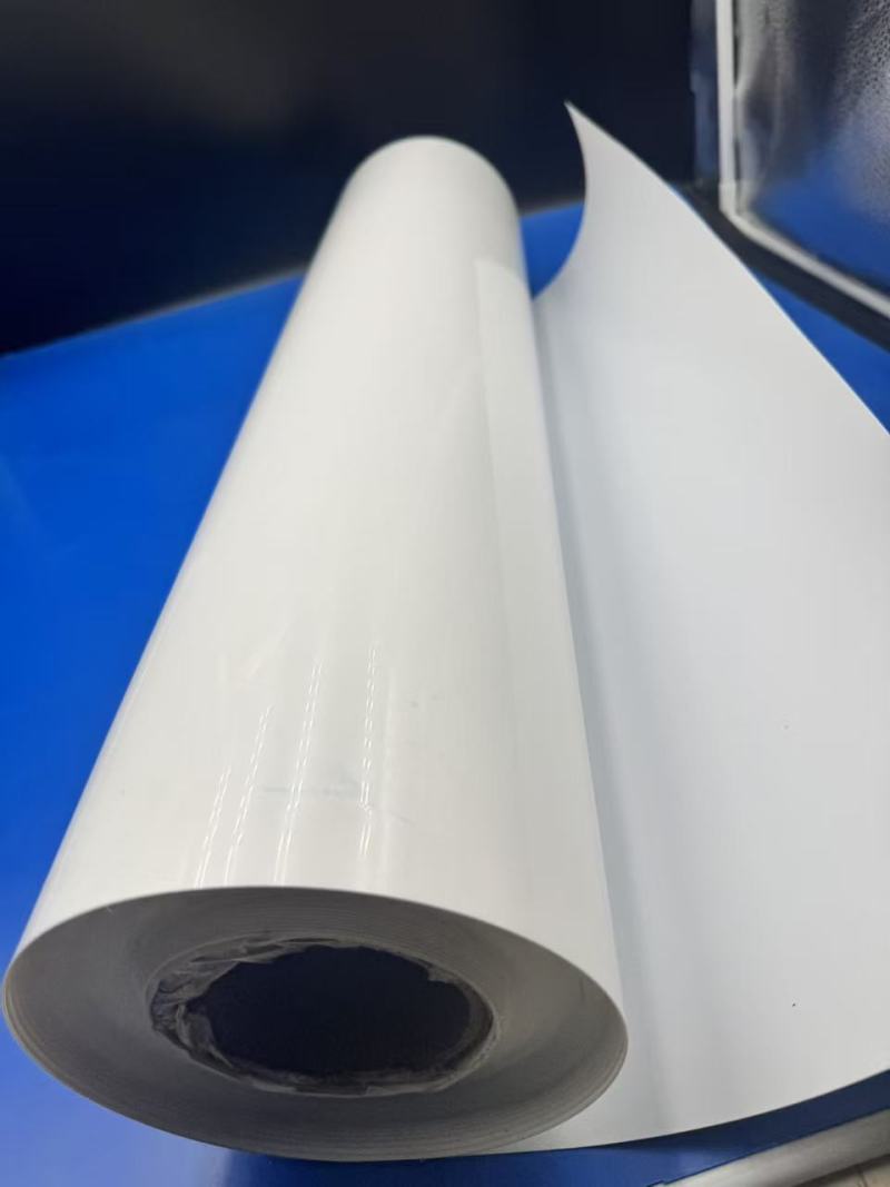 La claridad y versatilidad de la película PET transparente en soluciones de envasado modernas