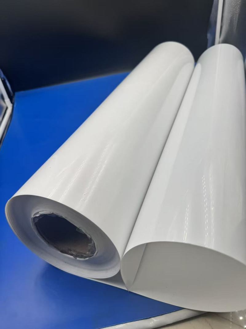 La claridad y versatilidad de la película PET transparente en soluciones de envasado modernas