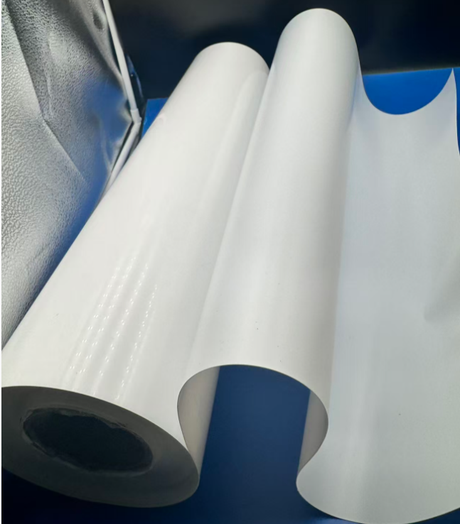 Claritatea și versatilitatea foliei PET transparente în soluțiile moderne de ambalare