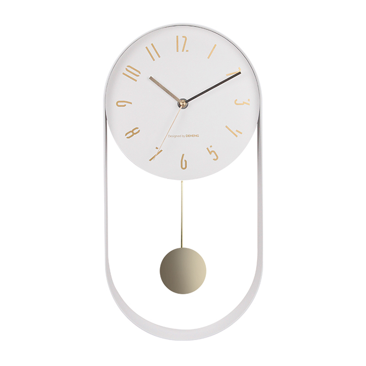 Luxuriöse Pendeluhr aus Metall