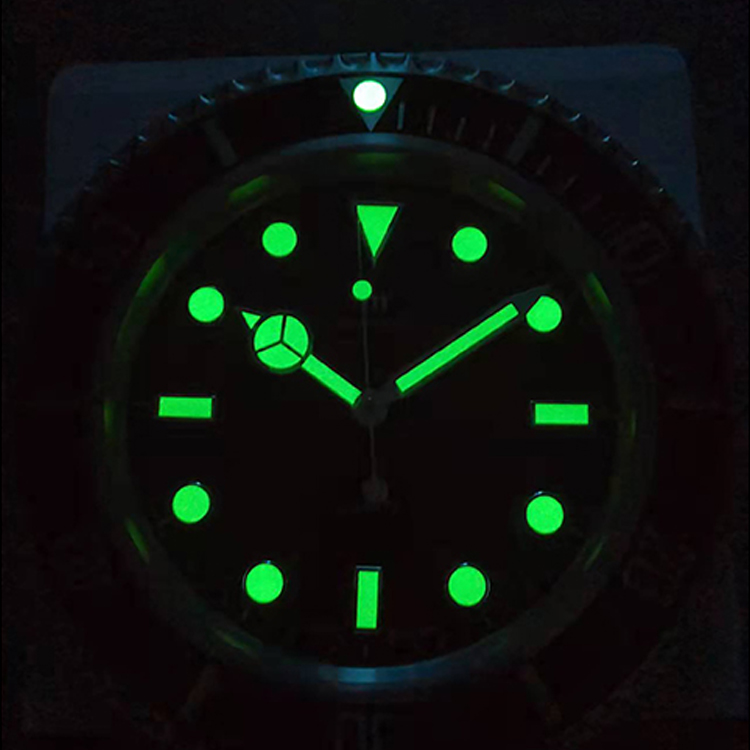 3D-Leuchtuhr-Wanduhr aus Metall