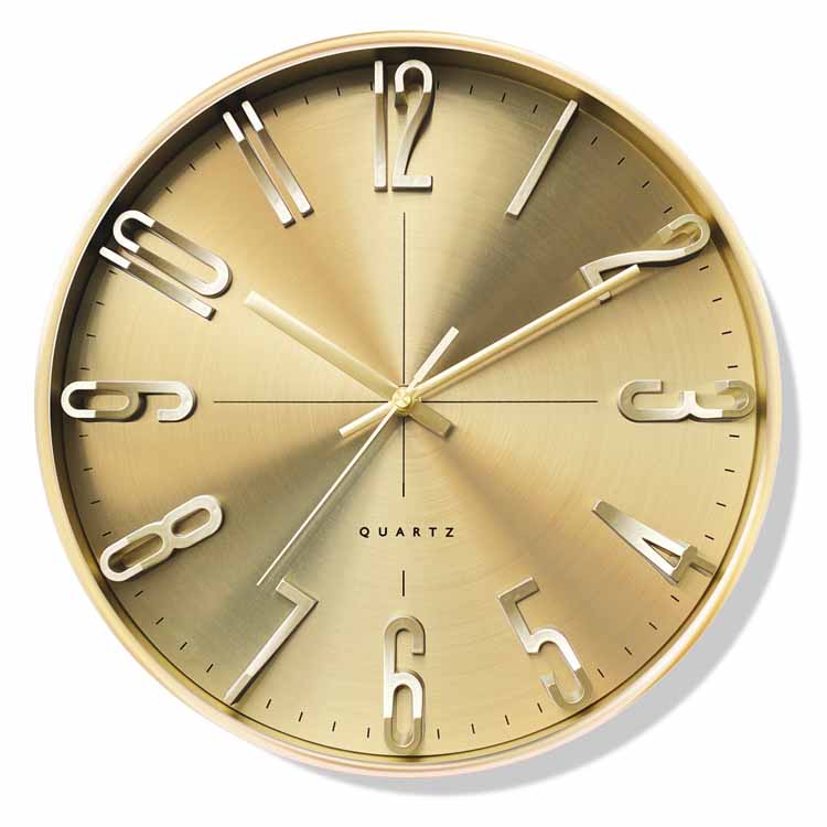 ساعة معدنية ذهبية كبيرة