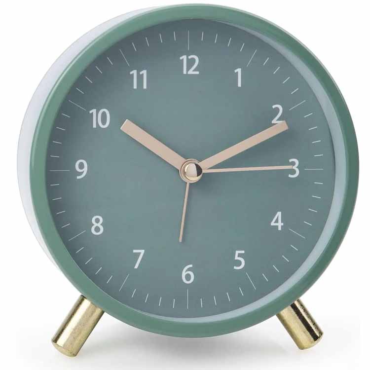 Reisewecker mit Lichtwecker am Nachttisch