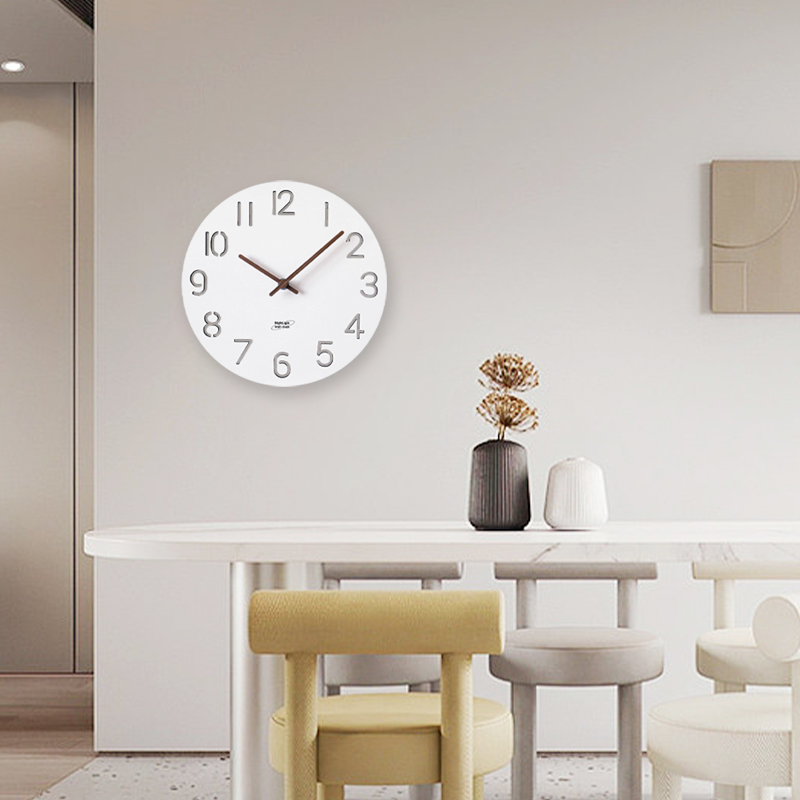 ساعة حائط عصرية مع إضاءة قاد