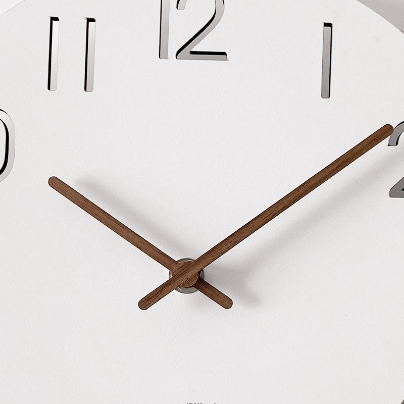 ساعة حائط عصرية مع إضاءة قاد