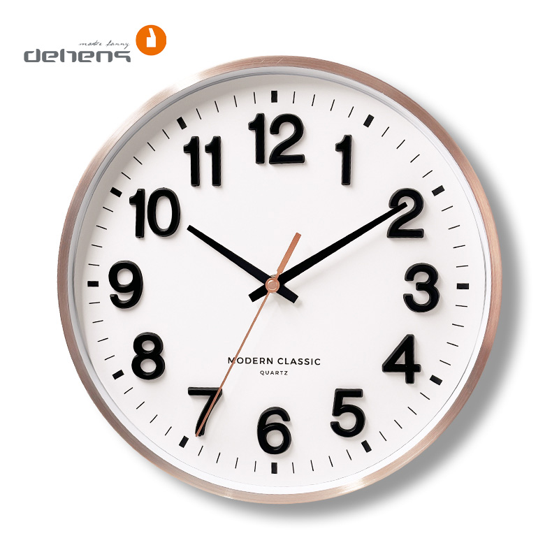 Wanduhr mit nordischer Schlichtheit