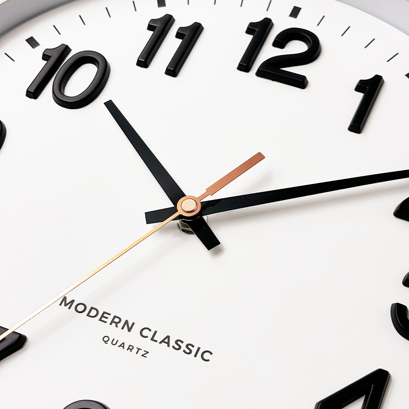 ساعة حائط بسيطة على الطراز الاسكندنافي