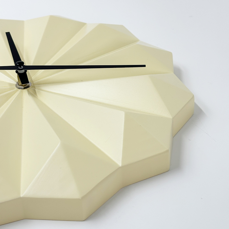 Wanduhr mit chinesischen Faltfächerelementen im Originaldesign