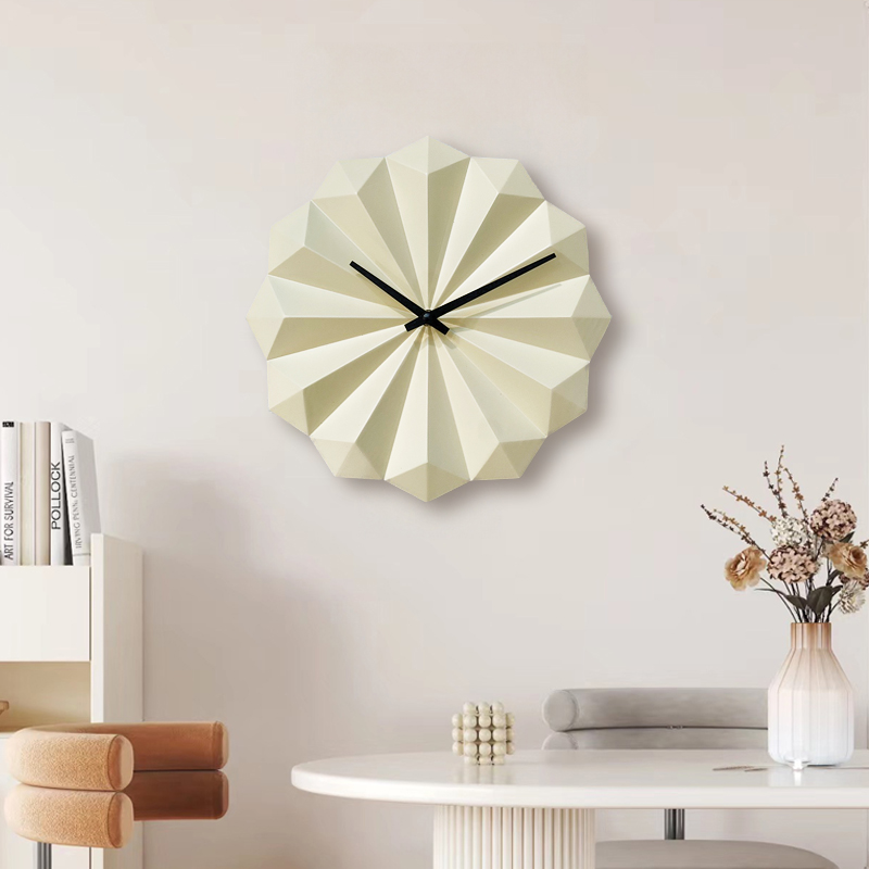 Wanduhr mit chinesischen Faltfächerelementen im Originaldesign