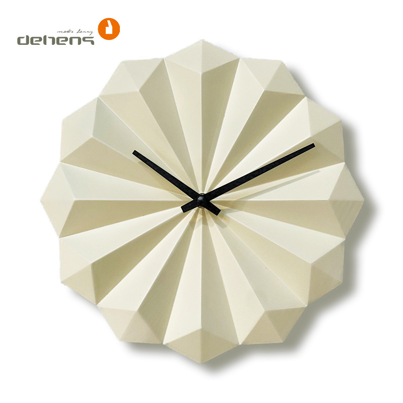 Wanduhr mit chinesischen Faltfächerelementen im Originaldesign