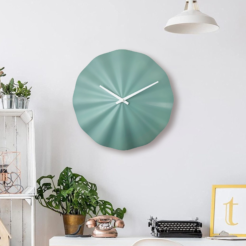 ساعة حائط بلاستيكية على شكل صدفة