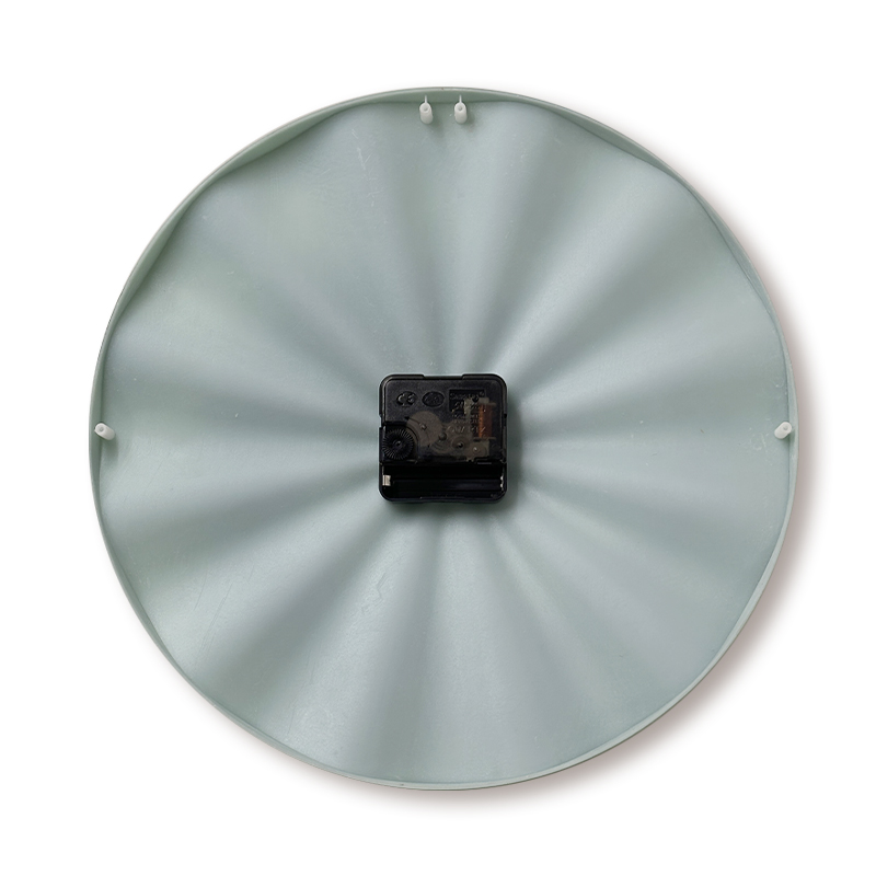 ساعة حائط بلاستيكية على شكل صدفة