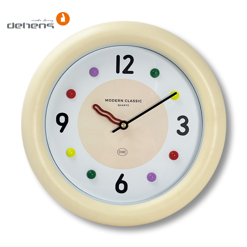 Wanduhr im Donut-Creme-Stil