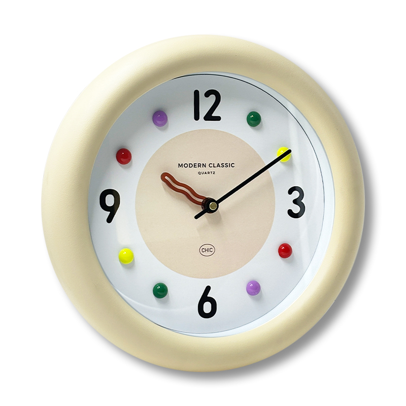 ساعة حائط على شكل دونات كريم