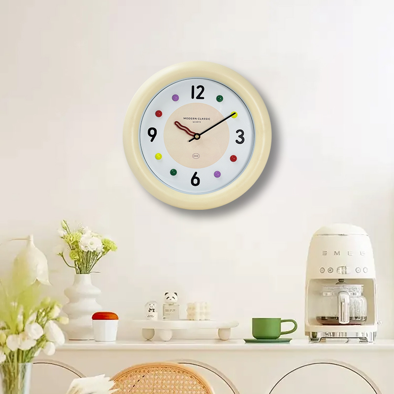 ساعة حائط على شكل دونات كريم