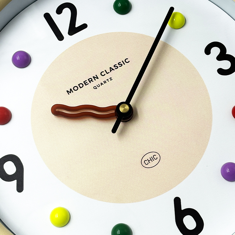 ساعة حائط على شكل دونات كريم