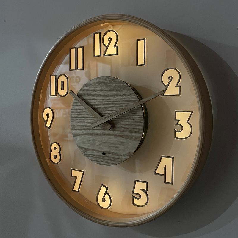 Wanduhr aus Acryl in Holzoptik mit Beleuchtung
