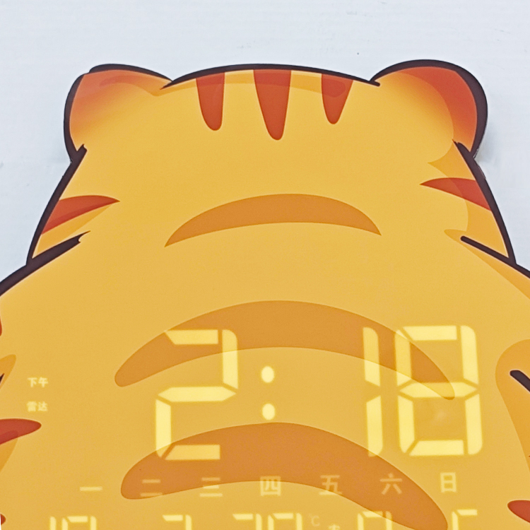 Wanduhr in Katzenform mit LED-Beleuchtung